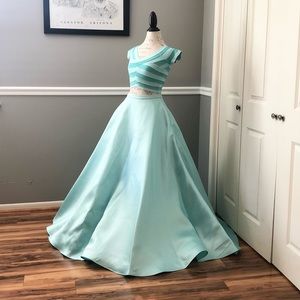 NEW TONY BOWLS SZ 8 BLUE TWO PIECE BANDAGE TOP BALLGOWN W/POCKETS